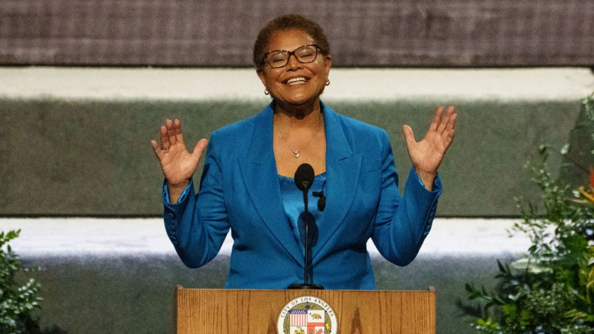 Video shows Mayor Karen Bass refuse to answer L.A. fires